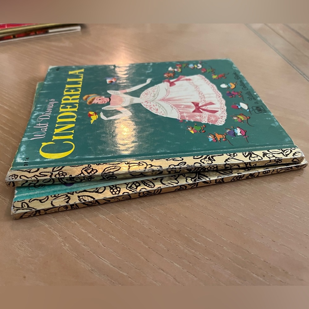 Set of 2 vintage Little Golden Books. - Picture 2 of 8